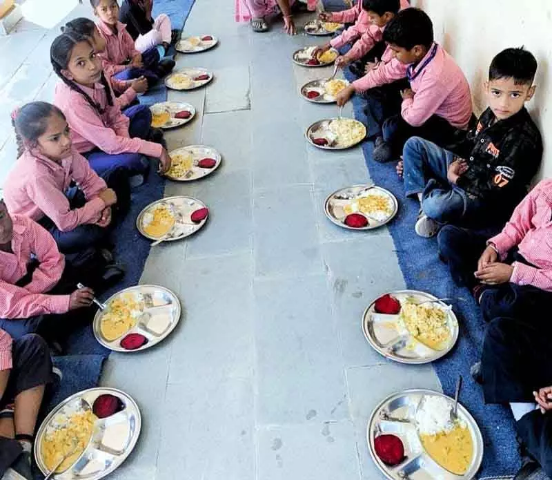 Ludhiana: खाद्य आयोग के सदस्य ने स्कूलों में मध्याह्न भोजन का निरीक्षण किया Ludhiana: खाद्य आयोग के सदस्य ने स्कूलों में मध्याह्न भोजन का निरीक्षण किया