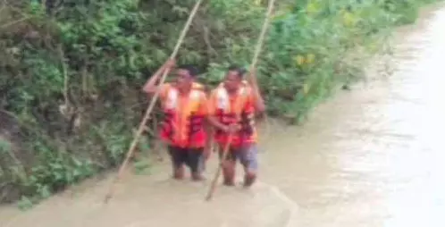नाला पार कर महिला की हाथ से मासूम छूटी नाला पार कर महिला की हाथ से मासूम छूटी
