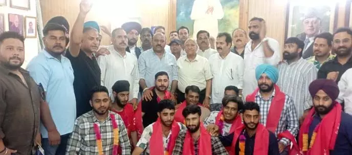 Omar सरकार के प्रदर्शन पर जम्मू-कश्मीर के लोगों और देश को गुमराह कर रही है भाजपा: उपमुख्यमंत्री Omar सरकार के प्रदर्शन पर जम्मू-कश्मीर के लोगों और देश को गुमराह कर रही है भाजपा: उपमुख्यमंत्री