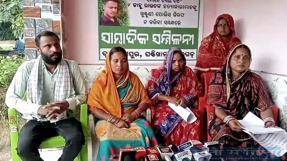 कटक में आत्मदाह की धमकी, पुलिस की निष्क्रियता पर महिला का विरोध कटक में आत्मदाह की धमकी, पुलिस की निष्क्रियता पर महिला का विरोध