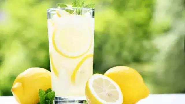 क्या नींबू पानी सेहत के लिए अच्छा है? यहां जानें कब इसे छोड़ना चाहिए क्या नींबू पानी सेहत के लिए अच्छा है? यहां जानें कब इसे छोड़ना चाहिए
