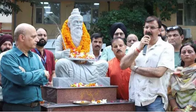 अरविंद ने GMC जम्मू में महर्षि सुश्रुत की प्रतिमा का अनावरण किया अरविंद ने GMC जम्मू में महर्षि सुश्रुत की प्रतिमा का अनावरण किया