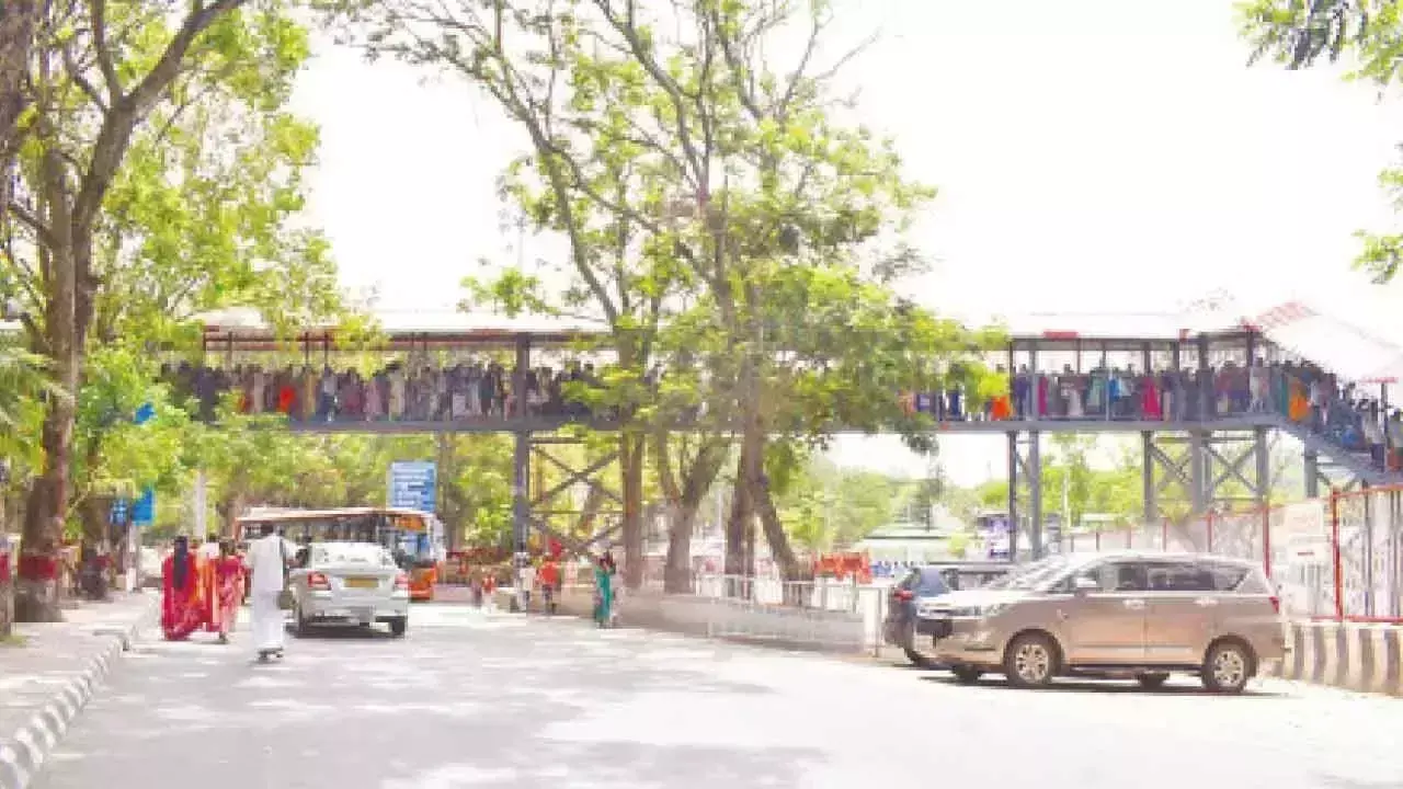 Andhra: तिरुमाला में श्रद्धालुओं की भारी भीड़ Andhra: तिरुमाला में श्रद्धालुओं की भारी भीड़