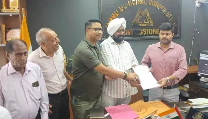 त्रिकुटा नगर निवासियों ने JMC आयुक्त से मुलाकात कर मुद्दे उठाए त्रिकुटा नगर निवासियों ने JMC आयुक्त से मुलाकात कर मुद्दे उठाए