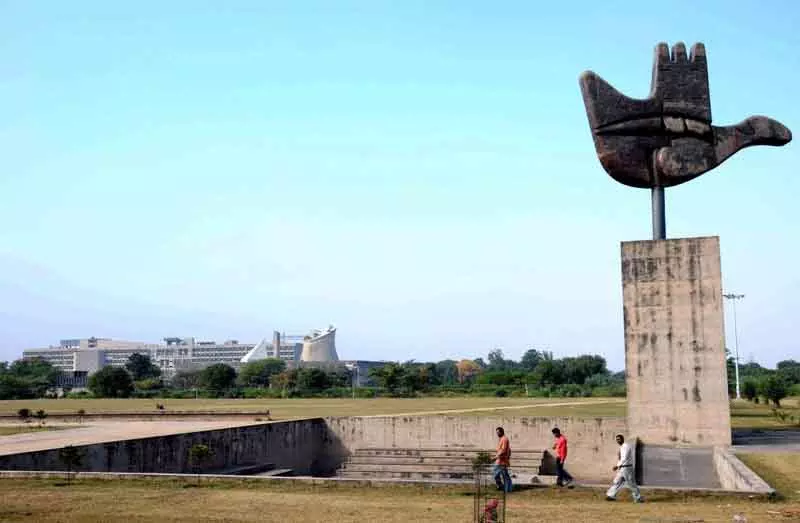 Chandigarh: कूड़ा फेंकने पर व्यक्ति का चालान काटा गया Chandigarh: कूड़ा फेंकने पर व्यक्ति का चालान काटा गया