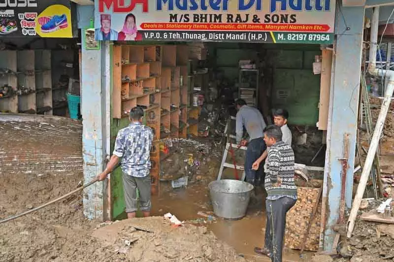 Thunag में दुकानें और घर मलबे से जलमग्न, मरम्मत का काम शुरू Thunag में दुकानें और घर मलबे से जलमग्न, मरम्मत का काम शुरू