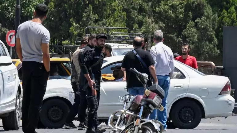 Israel ने सीरियाई सेना मुख्यालय पर बमबारी की Israel ने सीरियाई सेना मुख्यालय पर बमबारी की