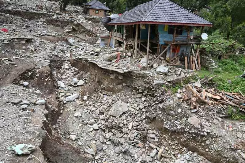 Himachal: घर और ज़मीन खोने वाले सेराज के परिवारों ने सरकार से तत्काल पुनर्वास की अपील की Himachal: घर और ज़मीन खोने वाले सेराज के परिवारों ने सरकार से तत्काल पुनर्वास की अपील की