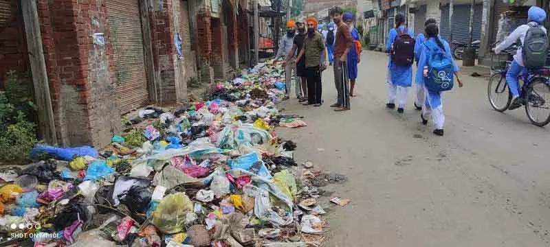 Tarn Taran में सड़कों के किनारे कूड़े के ढेर स्वास्थ्य के लिए खतरा Tarn Taran में सड़कों के किनारे कूड़े के ढेर स्वास्थ्य के लिए खतरा