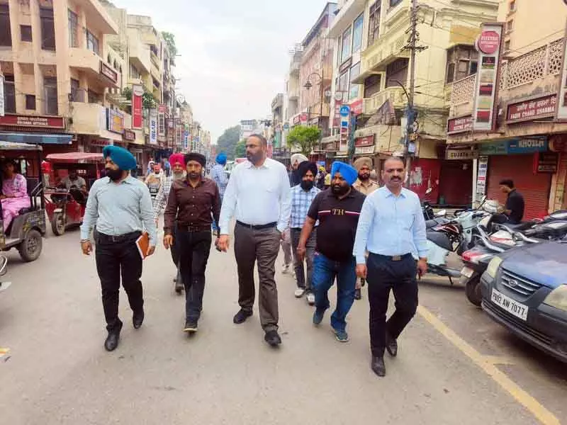 MC आयुक्त ने हॉल बाजार और टाउन हॉल की सड़कों का औचक निरीक्षण किया MC आयुक्त ने हॉल बाजार और टाउन हॉल की सड़कों का औचक निरीक्षण किया