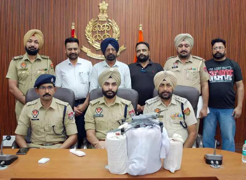 ICE ड्रग जब्ती मामला, पिस्तौल, हेरोइन और ड्रोन के साथ दो और गिरफ्तार ICE ड्रग जब्ती मामला, पिस्तौल, हेरोइन और ड्रोन के साथ दो और गिरफ्तार