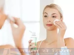 ऑयली स्किन के लिए DIY टोनर, पाएं चांद सा रौशन चेहरा ऑयली स्किन के लिए DIY टोनर, पाएं चांद सा रौशन चेहरा