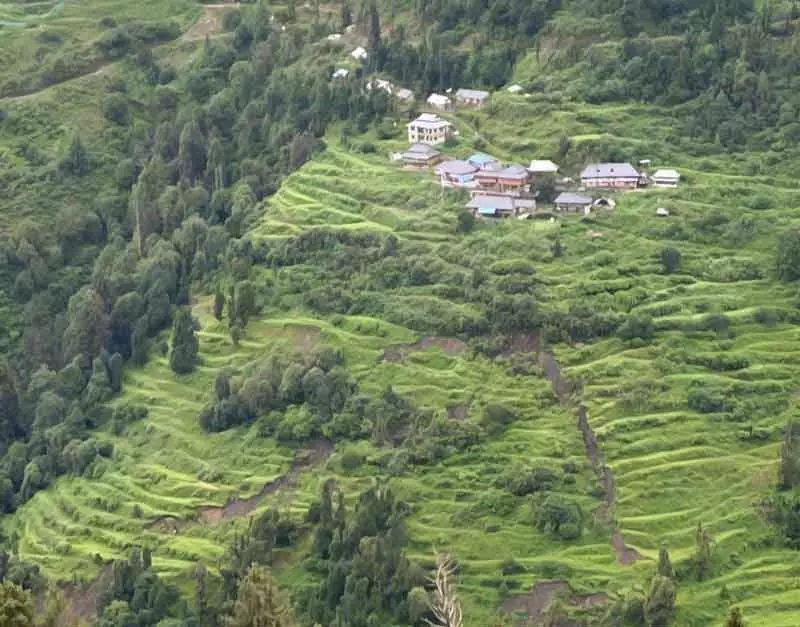 भूस्खलन से Mandi village असुरक्षित, 14 परिवारों को स्थानांतरित किया गया भूस्खलन से Mandi village असुरक्षित, 14 परिवारों को स्थानांतरित किया गया