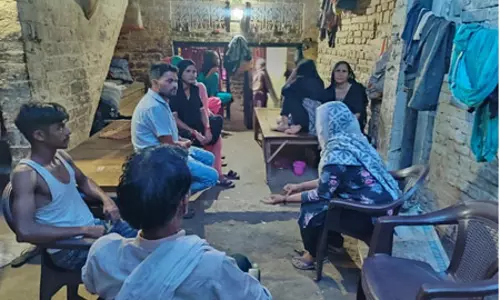 हाथों में मेंहदी सजाए इंतजार करती रही दुल्हन, न दूल्हा आया न बारात