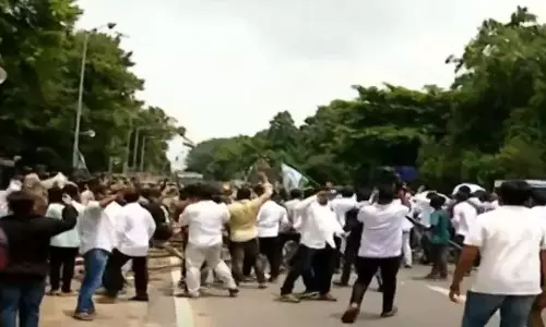 भुवनेश्वर में BJD कार्यकर्ताओं ने लोक सेवा भवन का घेराव करने की कोशिश की