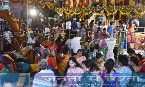 Telangana: अक्कन्ना मदन्ना मंदिर बोनालु के लिए तैयार Telangana: अक्कन्ना मदन्ना मंदिर बोनालु के लिए तैयार