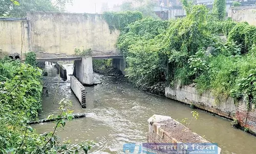 यमुना में अपशिष्ट प्रवाह के लिए छोटे नालों का ड्रोन सर्वेक्षण यमुना में अपशिष्ट प्रवाह के लिए छोटे नालों का ड्रोन सर्वेक्षण