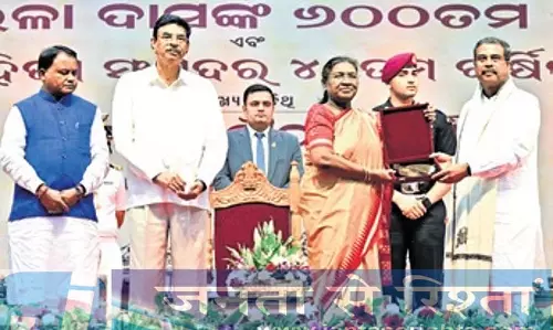 Murmu ने केंद्रीय शिक्षा मंत्री धर्मेंद्र प्रधान को कलिंग रत्न पुरस्कार प्रदान किया