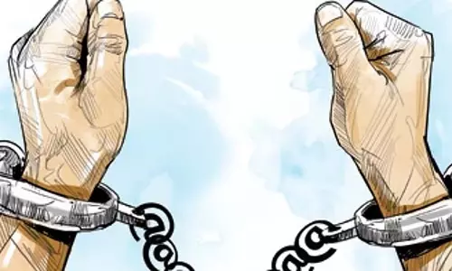 Odisha: आग्नेयास्त्रों और हथियारों के साथ दो गिरफ्तार Odisha: आग्नेयास्त्रों और हथियारों के साथ दो गिरफ्तार