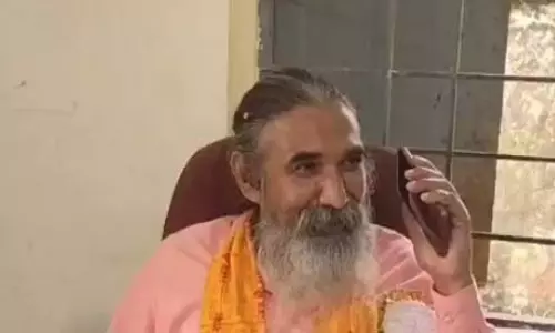 सांसद ने नशेड़ी प्रधान अध्यापक को पकड़ा, मौके पर किया सस्पेंड सांसद ने नशेड़ी प्रधान अध्यापक को पकड़ा, मौके पर किया सस्पेंड