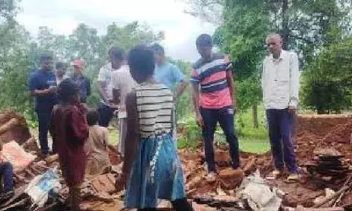 Bengal: भारी बारिश में मिट्टी का मकान गिरने से तीन लोगों की मौत Bengal: भारी बारिश में मिट्टी का मकान गिरने से तीन लोगों की मौत