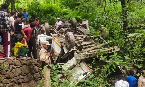 Doda में वाहन के खाई में गिरने से पांच वर्षीय बच्चे सहित सात लोगों की मौत