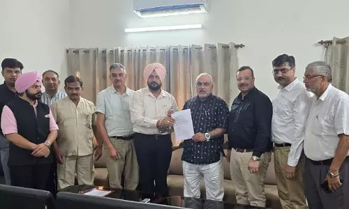 निजी स्कूल शिक्षकों की सुरक्षा के लिए विशेष कानून की मांग कर रहे