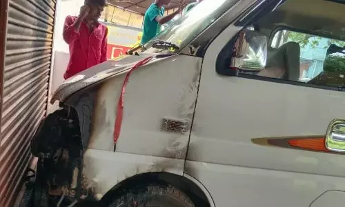 EECO कार में आगजनी, असामाजिक तत्वों का उत्पात