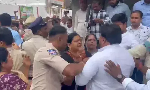 बोनालू कार्यक्रम के दौरान कांग्रेस और BRS नेताओं के बीच झड़प से अलवाल मंदिर में तनाव बोनालू कार्यक्रम के दौरान कांग्रेस और BRS नेताओं के बीच झड़प से अलवाल मंदिर में तनाव