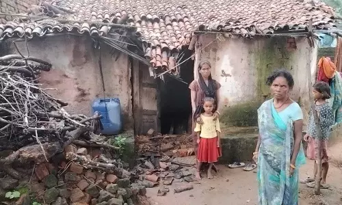 Jadugora में बारिश का कहर, बाल-बाल बचा एक परिवार Jadugora में बारिश का कहर, बाल-बाल बचा एक परिवार