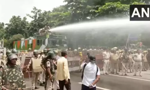 Odisha पुलिस ने छात्र की आत्मदाह से मौत के विरोध में बीजद के प्रदर्शन पर पानी की बौछारें