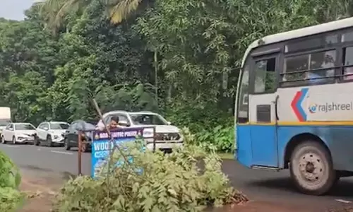 GOA: पाइपलाइन फटने से कारापुर-विजयनगर में बाढ़, यातायात अव्यवस्था और सुरक्षा संबंधी चिंता GOA: पाइपलाइन फटने से कारापुर-विजयनगर में बाढ़, यातायात अव्यवस्था और सुरक्षा संबंधी चिंता