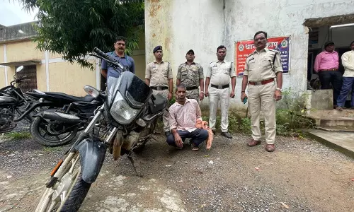 मेन रोड में नाकेबंदी कर पुलिस ने तस्कर को पकड़ा, दूसरा बाइक से कूदकर फरार मेन रोड में नाकेबंदी कर पुलिस ने तस्कर को पकड़ा, दूसरा बाइक से कूदकर फरार