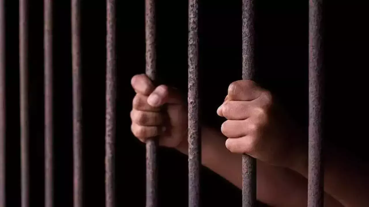 Andhra: बलात्कार के मामले में व्यक्ति को एक साल की कैद की सजा Andhra: बलात्कार के मामले में व्यक्ति को एक साल की कैद की सजा