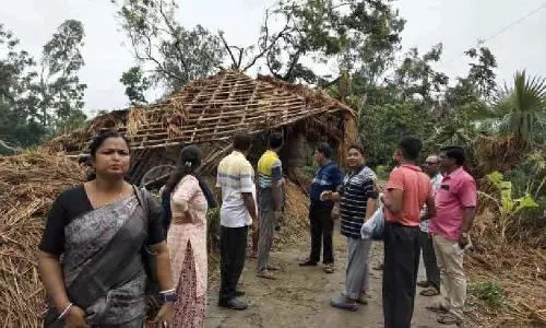 Bengal: चक्रवात ने तट के पास 100 घरों को ध्वस्त किया, पांच मिनट में विनाशकारी स्थिति पैदा हुई Bengal: चक्रवात ने तट के पास 100 घरों को ध्वस्त किया, पांच मिनट में विनाशकारी स्थिति पैदा हुई