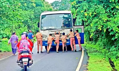 KTCL ड्राइवर द्वारा छात्रों से टूटी बस को धक्का लगवाने पर गोवा में आक्रोश KTCL ड्राइवर द्वारा छात्रों से टूटी बस को धक्का लगवाने पर गोवा में आक्रोश