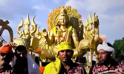 1,000 किलोग्राम सोने की शिव कांवड़ ने लूटा आकर्षण 1,000 किलोग्राम सोने की शिव कांवड़ ने लूटा आकर्षण