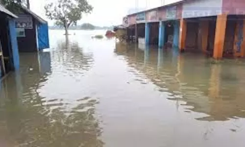 केंद्रपाड़ा में बाढ़, मगरमच्छों का खतरा और सड़कें बंद,