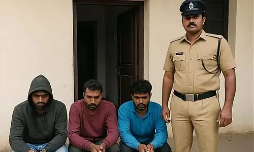Shiggaon में बिजली के तार चुराते तीन लोग रंगे हाथों पकड़े गए Shiggaon में बिजली के तार चुराते तीन लोग रंगे हाथों पकड़े गए