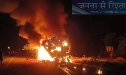 Odisha : मयूरभंज में NH-18 पर टमाटर ले जा रहे ट्रक में आग लग गई