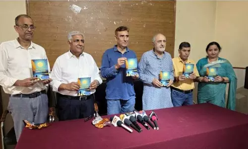 Jammu: अशोक की तीसरी काव्य पुस्तक कविता के रंग, अशोक के संग का विमोचन हुआ