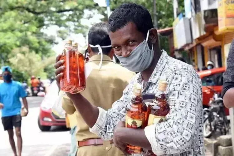 Kerala  ने पर्यावरण अनुकूल रहने पर जोर दिया लेकिन प्लास्टिक की बोतलों में शराब की बिक्री का बचाव किया