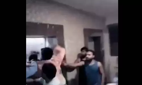 लिफ्ट में दो पक्षों के बीच मारपीट, वीडियो वायरल, तीन लोग हिरासत में लिफ्ट में दो पक्षों के बीच मारपीट, वीडियो वायरल, तीन लोग हिरासत में