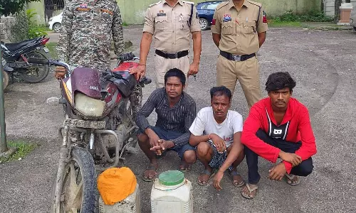 पुलिस की घेराबंदी में 20 लीटर अवैध महुआ शराब जब्त, बाइक के साथ तीन गिरफ्तार पुलिस की घेराबंदी में 20 लीटर अवैध महुआ शराब जब्त, बाइक के साथ तीन गिरफ्तार