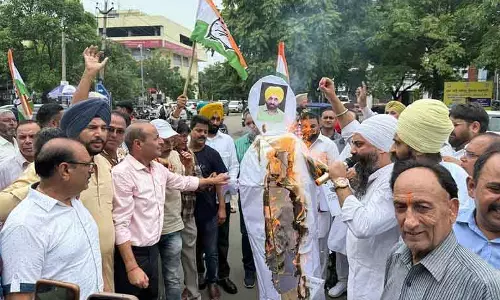 कांग्रेस ने व्यापारियों पर GST छापों का विरोध किया, CM का पुतला फूंका
