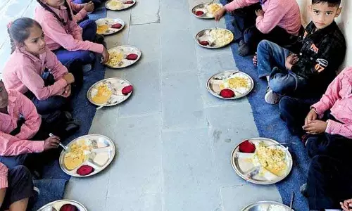 Ludhiana: खाद्य आयोग के सदस्य ने स्कूलों में मध्याह्न भोजन का निरीक्षण किया Ludhiana: खाद्य आयोग के सदस्य ने स्कूलों में मध्याह्न भोजन का निरीक्षण किया