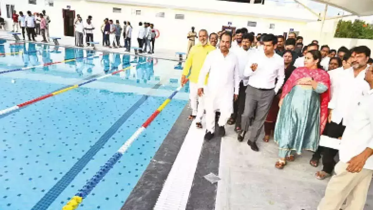 Andhra: विधायक, कलेक्टर ने विनायक सागर में स्विमिंग पूल का उद्घाटन किया