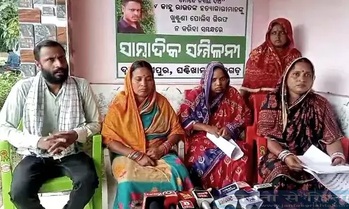 कटक में आत्मदाह की धमकी, पुलिस की निष्क्रियता पर महिला का विरोध कटक में आत्मदाह की धमकी, पुलिस की निष्क्रियता पर महिला का विरोध