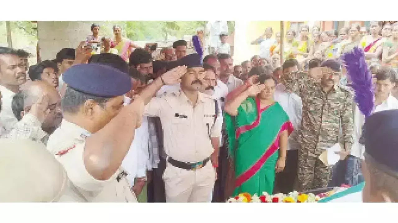 परिताला सुनीता ने CRPF जवान मुरली को श्रद्धांजलि दी