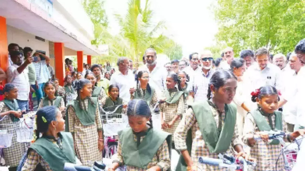 Andhra: अडंकी के सभी सरकारी हाई स्कूल के छात्रों को साइकिलें